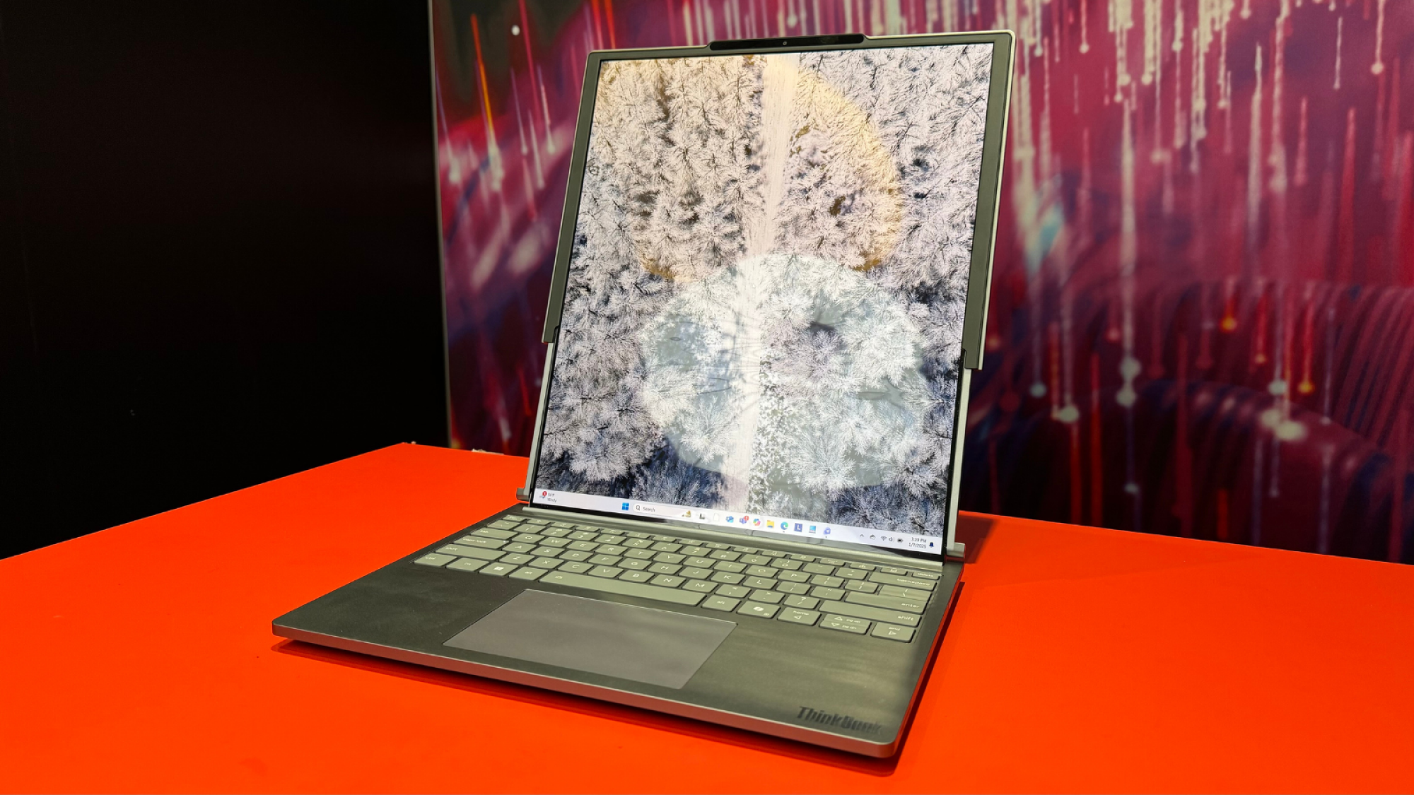 Lenovo ThinkBook Plus Gen 6 القابل للدوران في معرض CES 2025