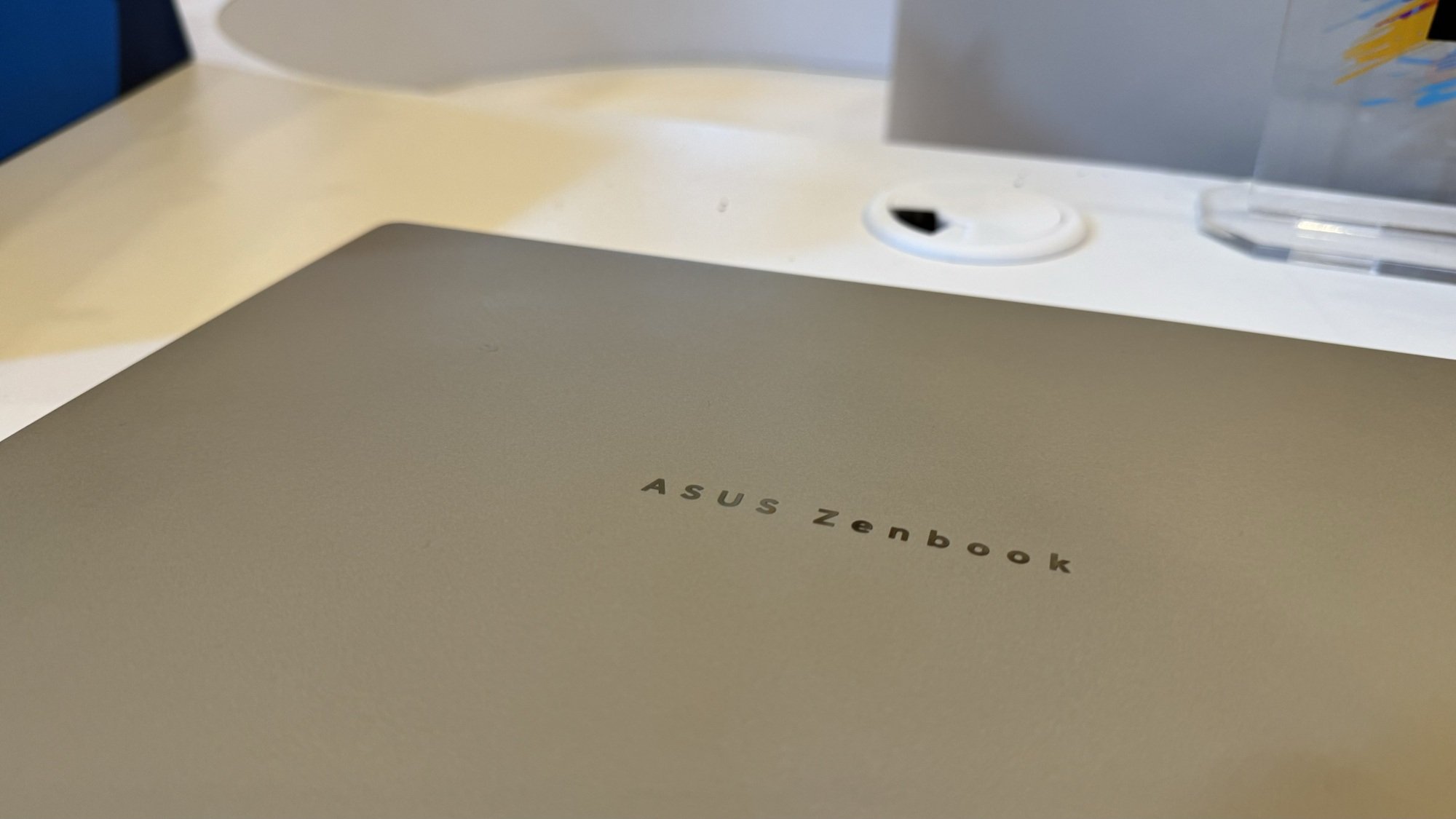 Asus Zenbook A14 في معرض CES 2025