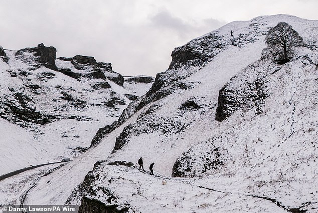 يعد Winnats Pass (في الصورة) مكانًا مشهورًا للغاية في منطقة Peak District. ولكن كان لا بد من إغلاق الطريق يوم الأحد بعد يوم من الفوضى