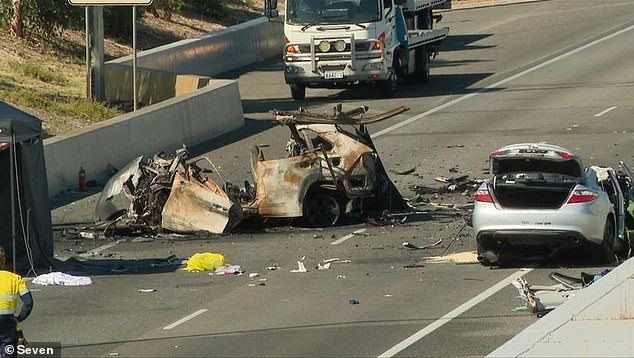 آثار الحادث المروع على طريق ليتش السريع بالقرب من مطار بيرث والذي أودى بحياة أربعة أشخاص