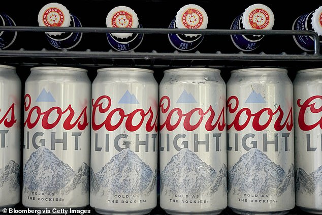 أصدر Coors Light بيانًا بعد أن أشار المعجبون إلى الخطأ وأصروا على أنهم 