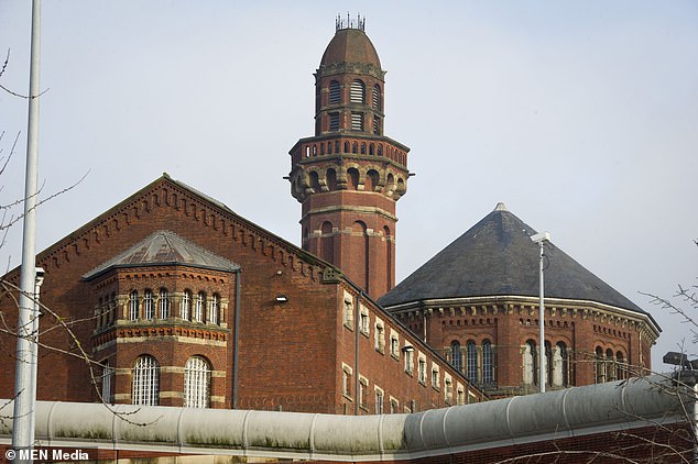 وجدت عمليات التفتيش مستويات عالية من المخدرات في HMP Manchester وHMP Long Lartin في Worcestershire