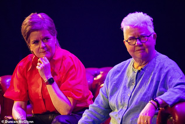 السيدة Sturgeon وVal McDermid في محادثة في قاعة الجمعية العامة في إدنبره، اسكتلندا، خلال حدث In The Company of Books