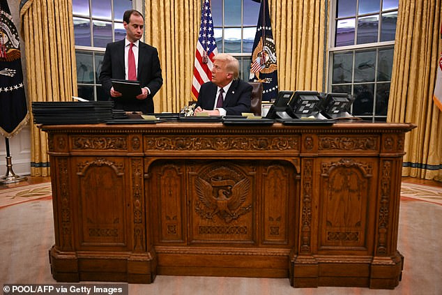 كان لا بد من تفكيك مكتب Resolute Desk - وهو قطعة أساسية ثابتة منذ عام 1880 - جزئيًا لاستيعاب التغيير في السجاد في وقت سابق من يوم الاثنين