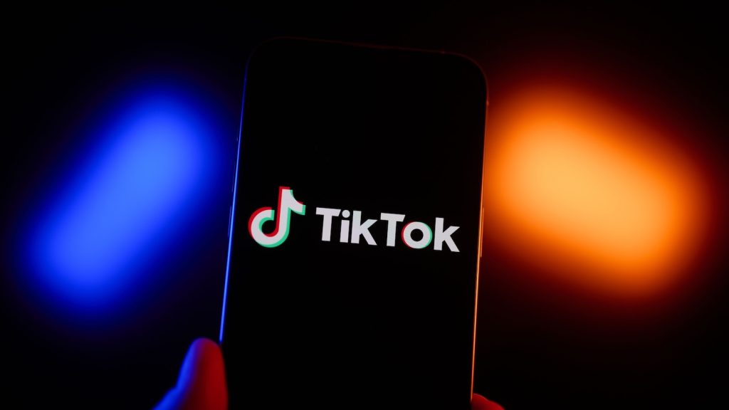 تدرس المحكمة العليا مصير TikTok قبل أيام من دخول الحظر على التطبيق حيز التنفيذ