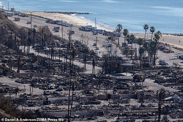 تم تدمير منازل الشاطئ على طول منطقة Pacific Palisades بالكامل بسبب الجحيم