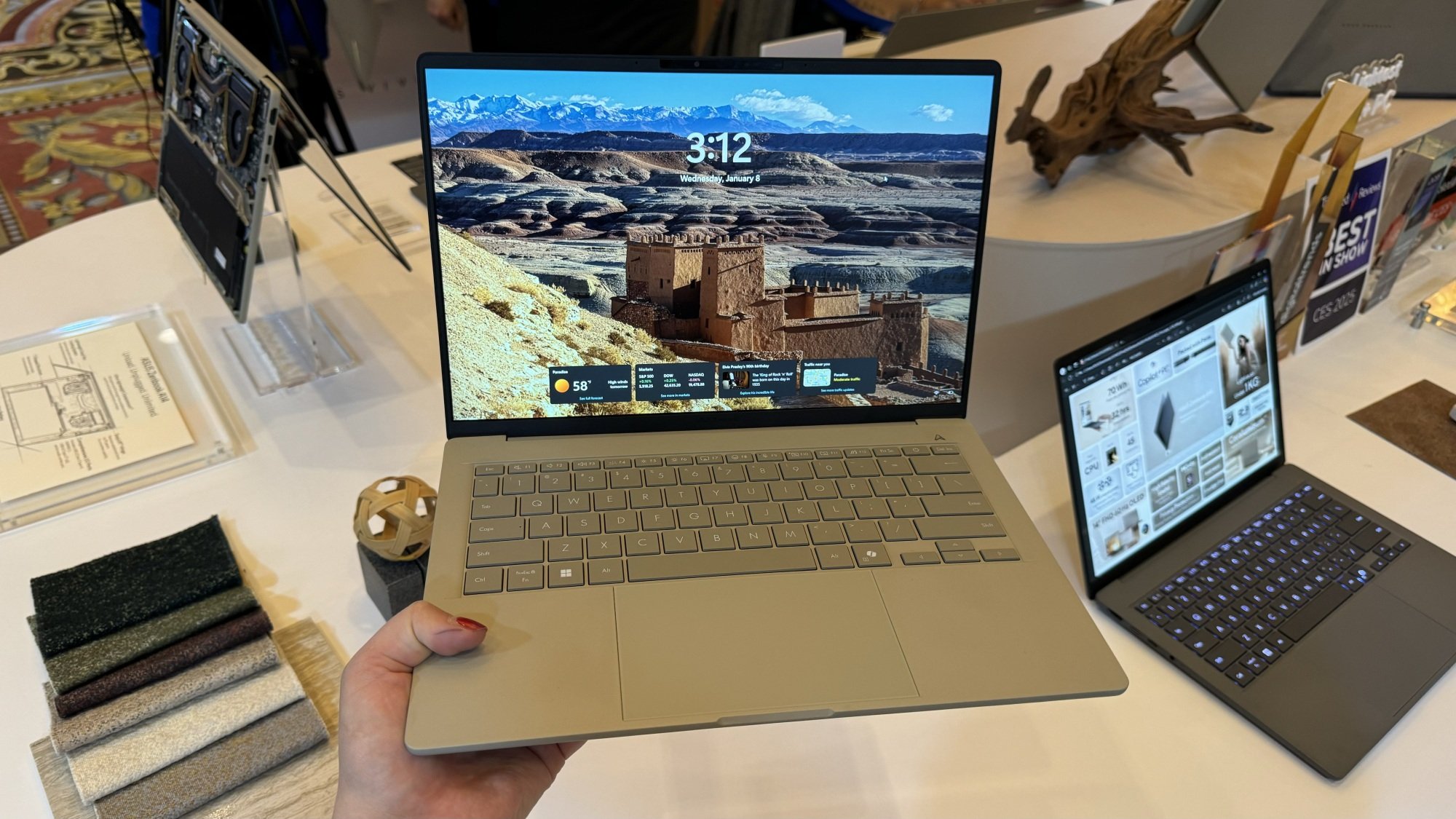 Asus Zenbook A14 في معرض CES 2025