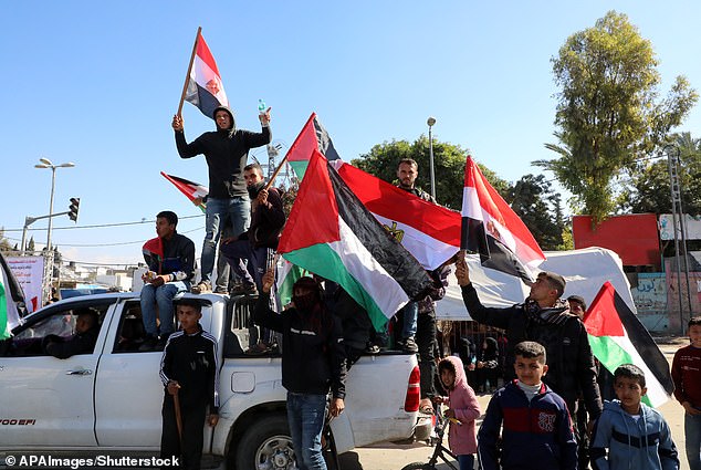 جادل مورغان وكارلسون حول ما إذا كانت الولايات المتحدة مبررة في إرسال مليارات الدولارات لتمويل هجوم إسرائيل على غزة