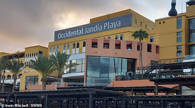 كان الزوجان يقيمان في منتجع Occidental Jandia Playa في Fuerteventura. ومرضت امرأة بريطانية أخرى بشكل مثير للصدمة في نفس الوقت تقريبًا أثناء الإقامة في المنتجع