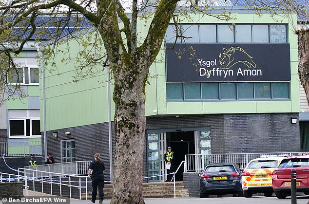 Ysgol Dyffryn Aman ، حيث وقع الهجوم في 24 أبريل من العام الماضي.