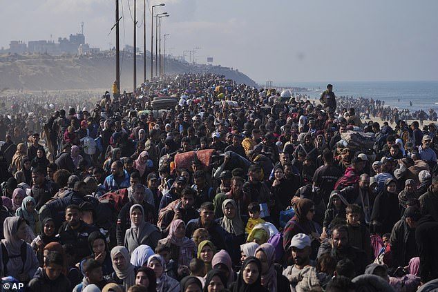 عندما سئل عن مكان إعادة توطين الفلسطينيين بموجب خطة الولايات المتحدة ، اقترح ترامب الأردن ومصر - اللذين رفضا سابقًا الترتيب (في الصورة ، عودة الفلسطينيين إلى غزة في 27 يناير بعد إعلان وقف إطلاق النار)