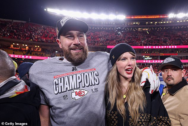 يحتفل Taylor Swift مع Travis Kelce بعد أن هزم فريق Kansas City Chiefs فواتير Buffalo للوصول إلى Superbowl