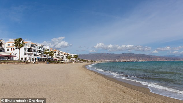 حدثت المأساة في La Roqueta Beach في Guardamar del Segura (في الصورة) ، أليكانتي ، أثناء رياح تصل إلى 40 ميلًا في الساعة تقريبًا