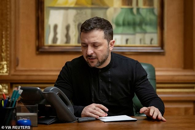 Volodymyr Zelenskiy يتحدث مع دونالد ترامب عبر خط هاتف ، وسط هجوم روسيا على أوكرانيا ، في كييف ، يوم الأربعاء