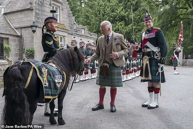 واحدة من واجبات Cruachan IV هي الترحيب رسميًا بالملك تشارلز في قلعة بالمورال.