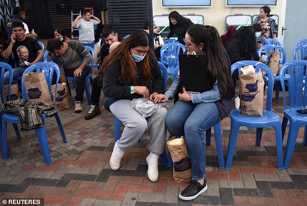 المهاجرين في مدينة غواتيمالا في 18 فبراير بعد وصولهم في رحلة ترحيل من الولايات المتحدة