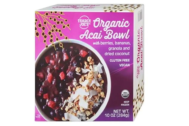 Trader Joe's Organic Acai Bowl هو عنصر تجميد شهير يباعه البقالة بسعر 3.99 دولار فقط