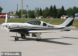 وقالت السلطات إن الاصطدام تضمنت Lancair 360 MKII (شوهد في صورة ألبوم) و Cessna 172s