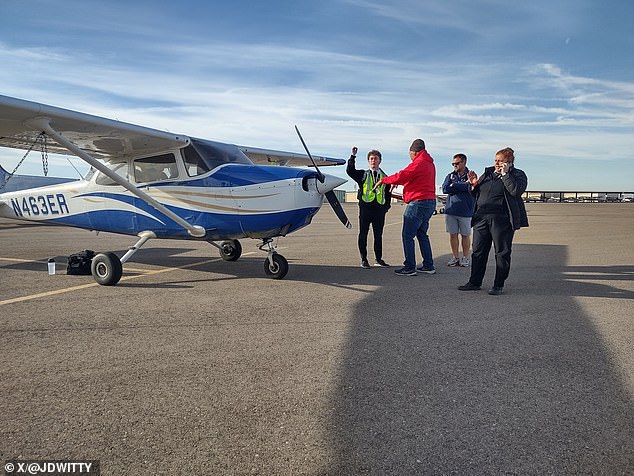 كان Cessna 172s في رحلة تدريبية وكان المدرب قادرًا على تعزيز الطائرة التالفة حولها إلى المدرج