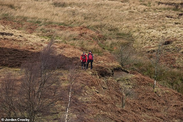 من بين أولئك الذين يساعدون في البحث فريق Swaledale Mountain Rescue من North Yorkshire