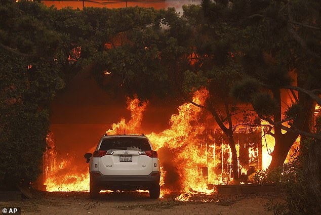 يحرق حريق Palisades هيكلًا في حي Pacific Palisades في لوس أنجلوس الشهر الماضي