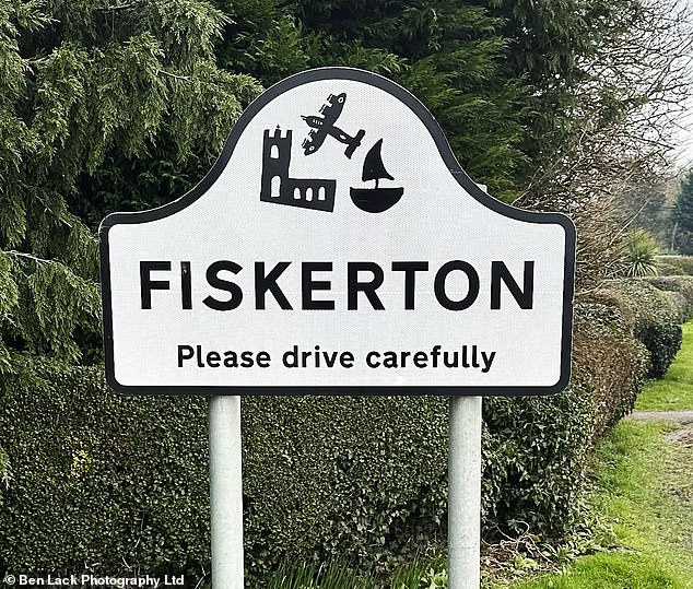 Fiskerton هي موطن لحوالي 1200 شخص ولكن هذا قد يزيد بنسبة 25 في المائة إذا مرت الخطط