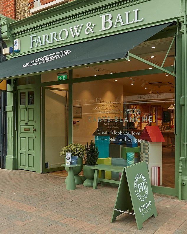 فيري تصر على أن طلاء Farrow & Ball الأصلي تم اختياره بعناية للامتثال لقواعد البناء المدرجة ، ويدعي أن أي نهاية حديثة قد تسبب أضرارًا طويلة الأجل