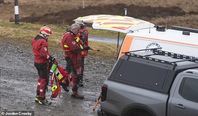 لقد ساعدت فرق الإنقاذ الجبلية (في الصورة) و Sixty Mountain Rescue متطوعين في البحث