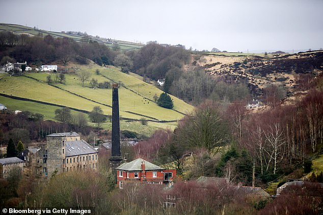 يجتمع سكان Todmorden لعقد اجتماع شهري في حانة Golden Lion المحلية لمناقشة المشاهد وحتى مشاركة مواجهاتهم الخاصة