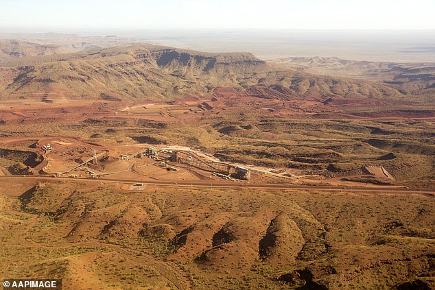 يقول شعب Yindjibarndi أن المواقع الثقافية ، بما في ذلك أسباب الدفن ، تتأثر بمجموعة Fortescue Metals Solomon Hub (في الصورة)