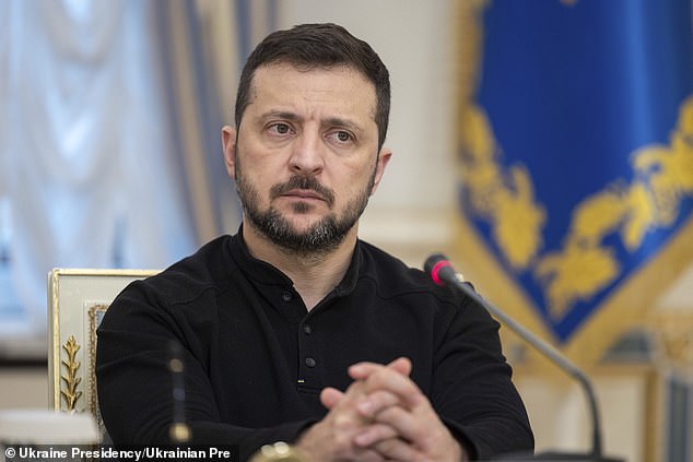 من المتوقع أن يزور Volodymymyr Zelensky (في الصورة) واشنطن هذا الأسبوع أو التالي ، وفقًا للسيد ترامب ، لتوقيع صفقة حول إمكانية الوصول إلى المعادن الأوكرانية