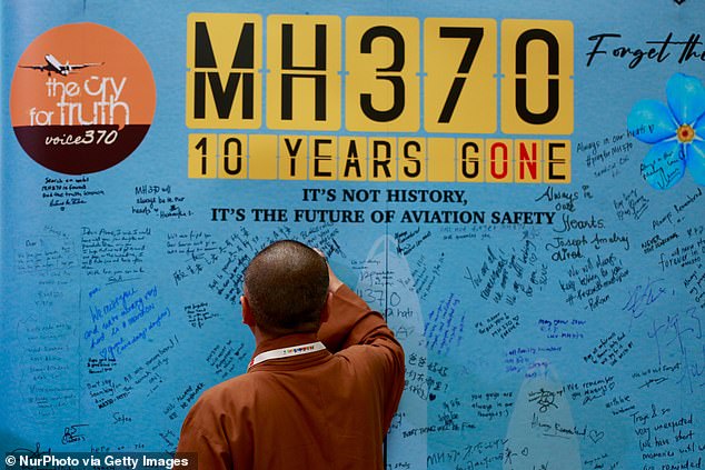 يكتب الزوار رسائل في يوم ذكرى MH370 في 8 مارس 2024. إذا تم العثور على الطائرة ، فمن المحتمل أن تتعرض الحكومة الماليزية لضغوط كبيرة من الحكومات الأجنبية وأقارب الركاب المفقودين للمضي قدمًا في مهمة الاسترداد