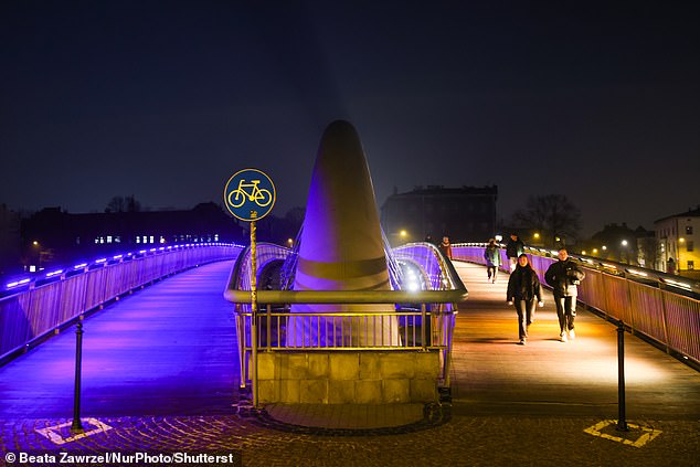 Krakow: تم إضاءة جسر المشاة Kladka Bernatka بالمدينة الأصفر والأزرق مساء الاثنين