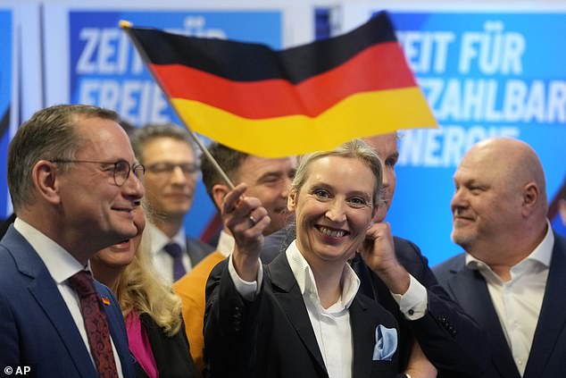 زعيم AFD ، أليس ويدل ، يلوح بعلم ألماني في مقر الحزب يوم الأحد. استغرق الحزب 20 في المائة وهو أقوى عرض لحزب يميني متطرف في عصر ما بعد الحرب في ألمانيا