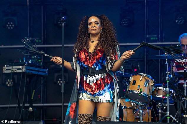 تقدم Rowetta of Happy Mondays خلال مهرجان South Facing في Crystal Palace Park في 11 أغسطس 2023