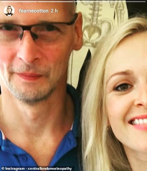 هنا ، تم تصوير Hersborg مع مقدم العرض Fearne Cotton على وسائل التواصل الاجتماعي له