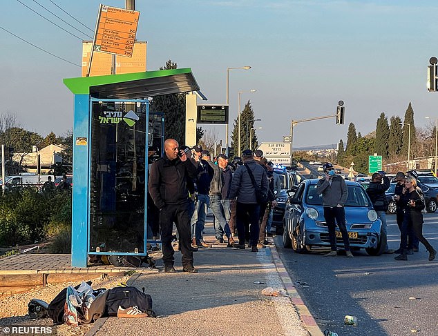 أخبرت مايا ، شهود عيان ، هاريتز أنها شاهدت سيارة سوداء كبيرة تتحرك نحو محطة الحافلات في التقاطع وتضرب الناس الذين كانوا يقفون فيها