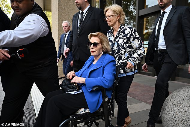 سأل كرسي ABC في ذلك الوقت Ita Buttrose (في الصورة) عما إذا كان يمكن بدء أنطوانيت لاتوف من الهواء على الرغم من قرار الاحتفاظ بها في جميع التحولات