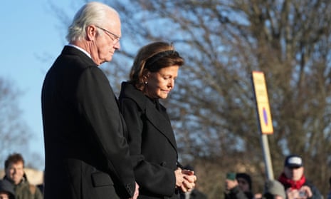 يضع ملك السويد كارل XVI Gustaf و Queen Silvia Flowers في نصب تذكاري بالقرب من مكان إطلاق النار على ضواحي Örebro ، السويد.