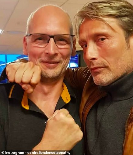 Torben Hersborg ، 63 عامًا ، (في الصورة مع Mads Mikkelsen على Instagram) ، صورت طالبات تُحبصت من سيارة خارج أماكن الإقامة