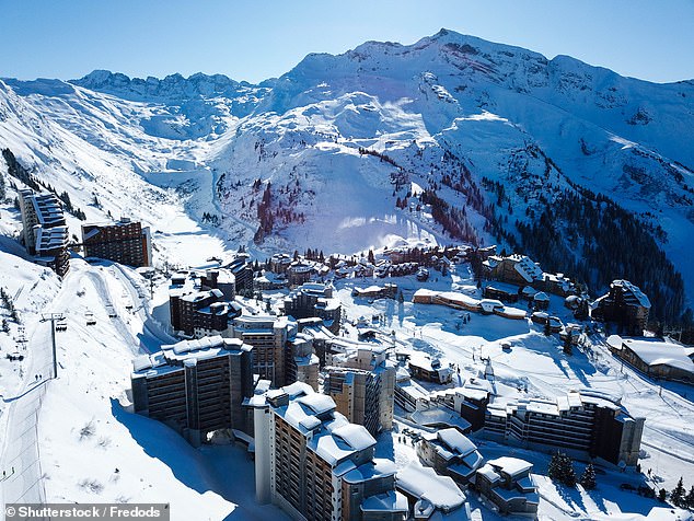 تُظهر صورة الملف منتجع Avoriaz الشهير ، Morzine في جبال الألب الفرنسية