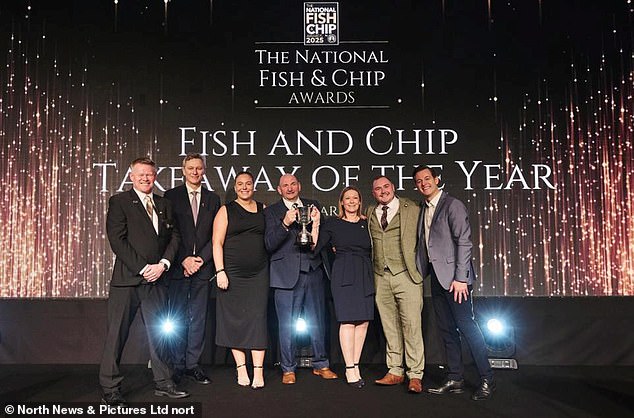 Yarm Road Fish and Chips ، في دارلينجتون ، الذي حصل على المركز الأول في جوائز National Fish and Chip Shop لهذا العام