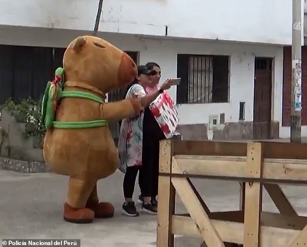 يطرح الناس على صور شخصية مع Capybara قبل أن يقوم بالاعتقال في عيد الحب