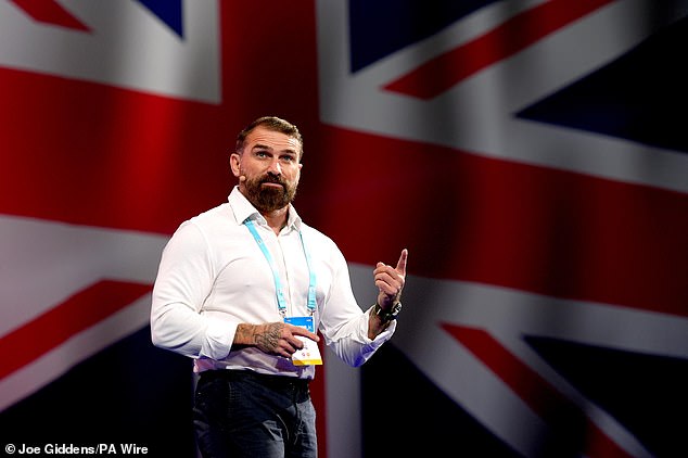 Ant Middleton هو مؤيد شديد للإصلاح المملكة المتحدة. شوهد في سبتمبر 2024 لإلقاء خطاب في تجمع الحزب في برمنغهام