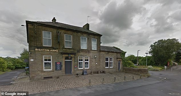 بدأت سارة هوبلي العمل في Rishton Arms ، التي شوهدت أعلاه ، في نوفمبر 2021 - لكن لم يمض وقت طويل قبل الإدارة وبدأ الموظفون يسخرون من حدودها البدنية