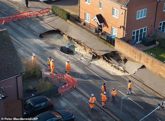 يوجد طوق في شارع Godstone High Street وتم إغلاق الطريق بين الطريق المؤكسد وطريق Bletchingley