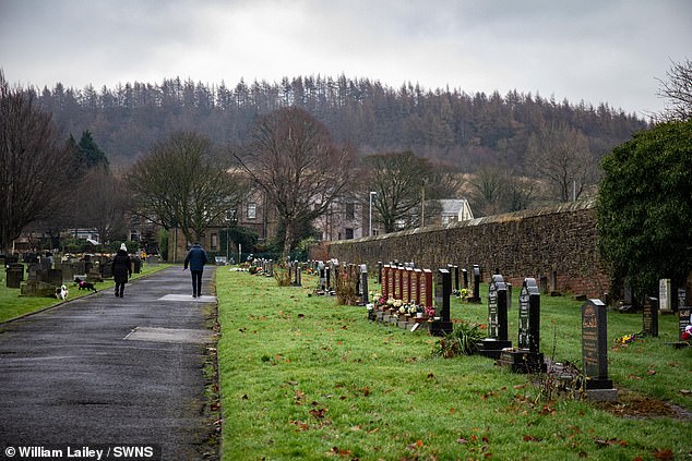 في الصورة قريبة مقبرة Accrington ومحارق المحرقة