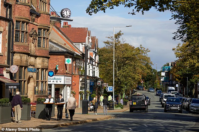 ضرب اللصوص في عقار منفصل على طريق مورق يؤدي إلى Alderley Edge (في الصورة) ، والذي يشكل مع Prestbury و Wilmslow المثلث الذهبي المزعوم من المدن التي يفضلها المشاهير والنجوم الرياضية