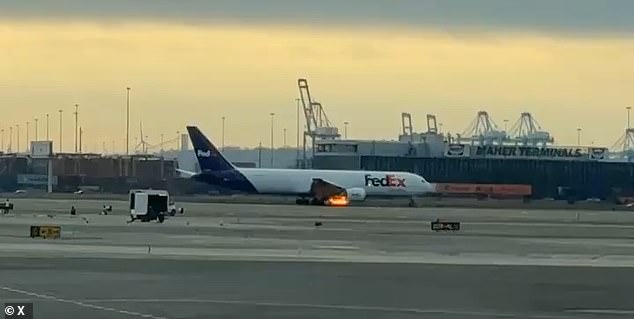 في الصورة: تعود طائرة FedEx إلى Newark صباح يوم السبت