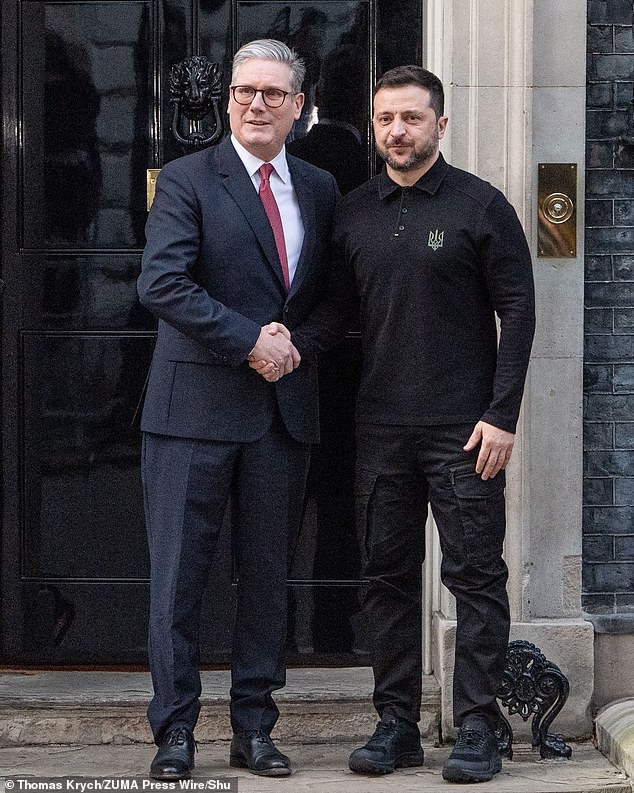 تم تبني Volodymyr Zelensky بحرارة من قبل Keir Starmer في Downing Street الليلة الماضية (في الصورة) ، حيث يحاولون إيجاد طريقة لإصلاح العلاقات مع الولايات المتحدة